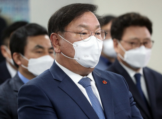 더불어민주당 김태년 당대표 직무대행이 7일 서울 여의도  중앙당사 개표상황실에서 방송3사(KBS,MBC,SBS) 공동 출구 조사 결과를 지켜보고 있다.   연합뉴스